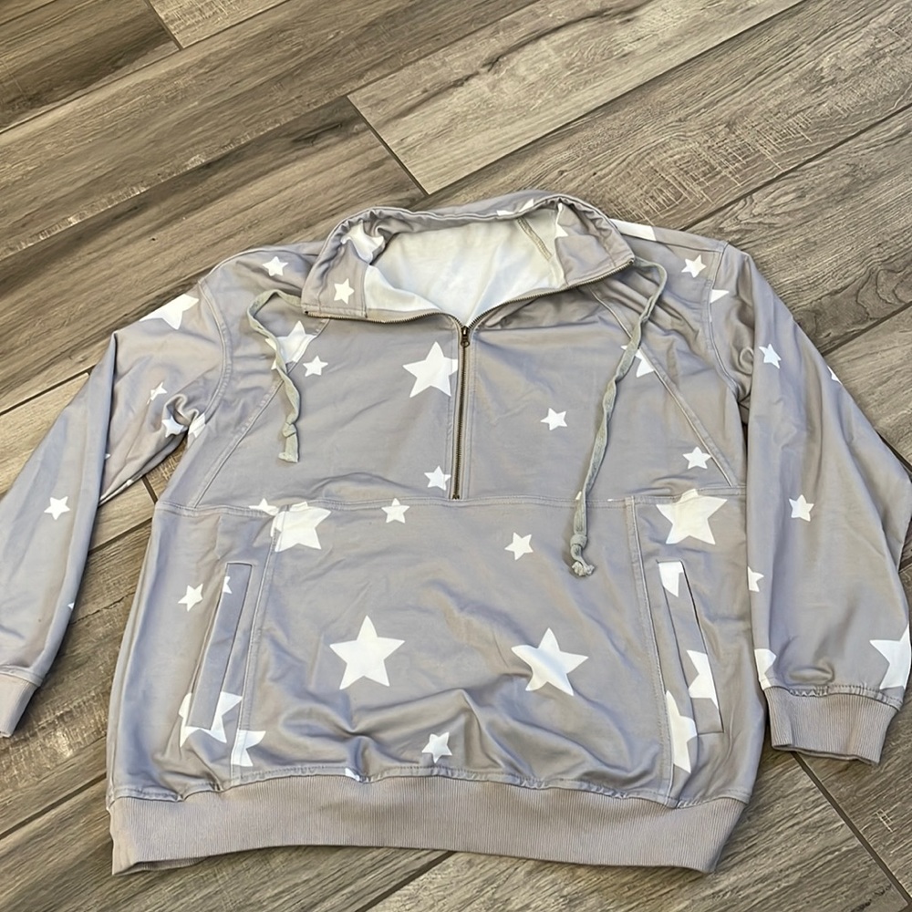 ⭐️⭐️⭐️ silver and white star pull up zippered sweatshirt